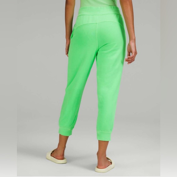 Lululemon cropped scuba jogger 6 NEON GREEN - Picture 2 of 6